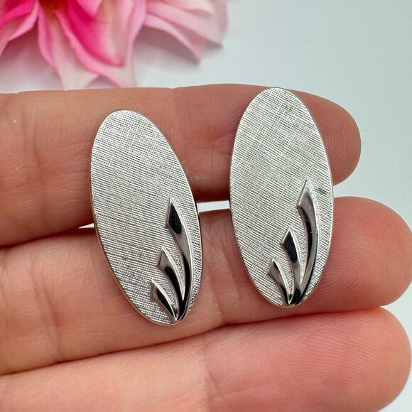 Vintage Swank Cufflinks Matte Shiny Silver Tone Oval Signed Textured Retro Cool - Picture 1 of 10